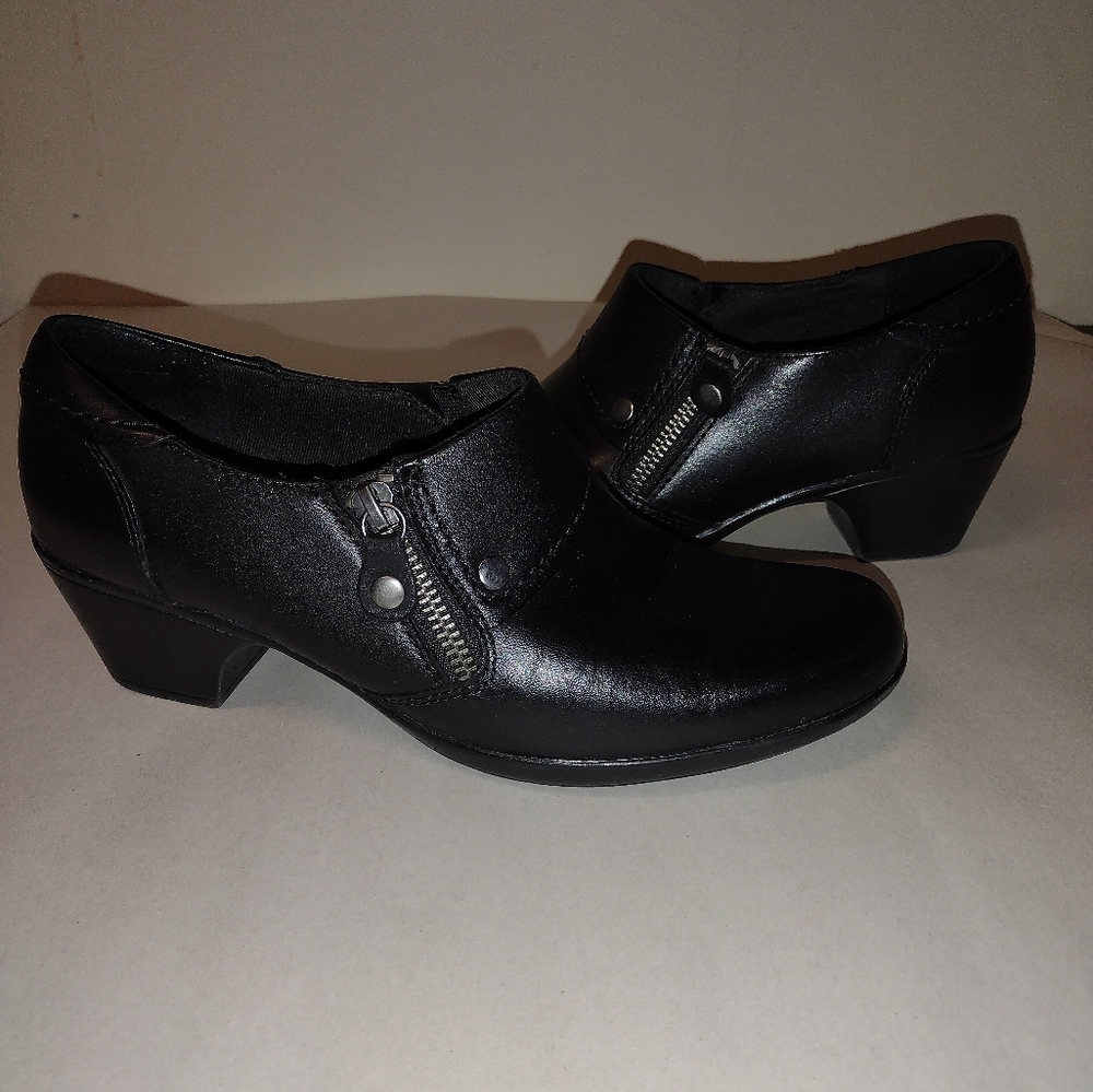 Clarks Women's Bendable Booties Size 8.5